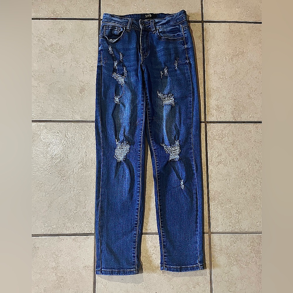 Mid rise boyfriend jeans, more like mom jeans, fit me really well and I’m 5,1.